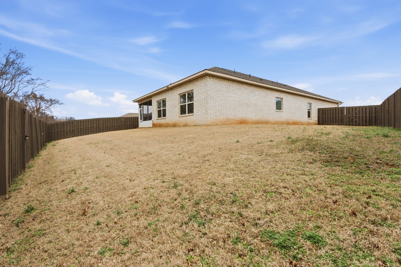 Beautiful Huntsville Home with Screened In Patio & Community Pool! 