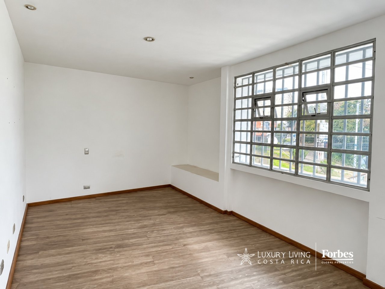 21574 - Sale of a building with an excellent location in Barrio Dent