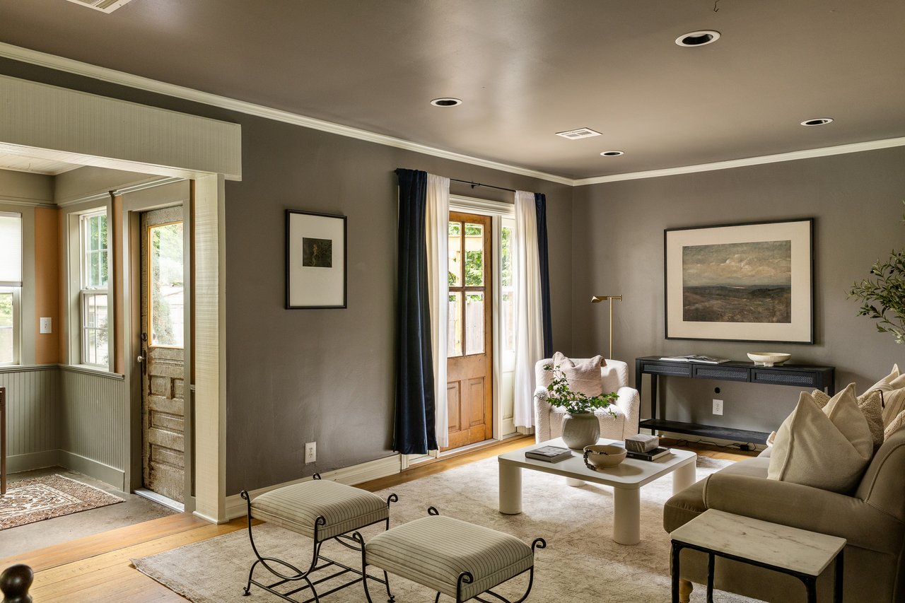 Living Space in Brookhaven Home listed by Jennifer Kragh Group