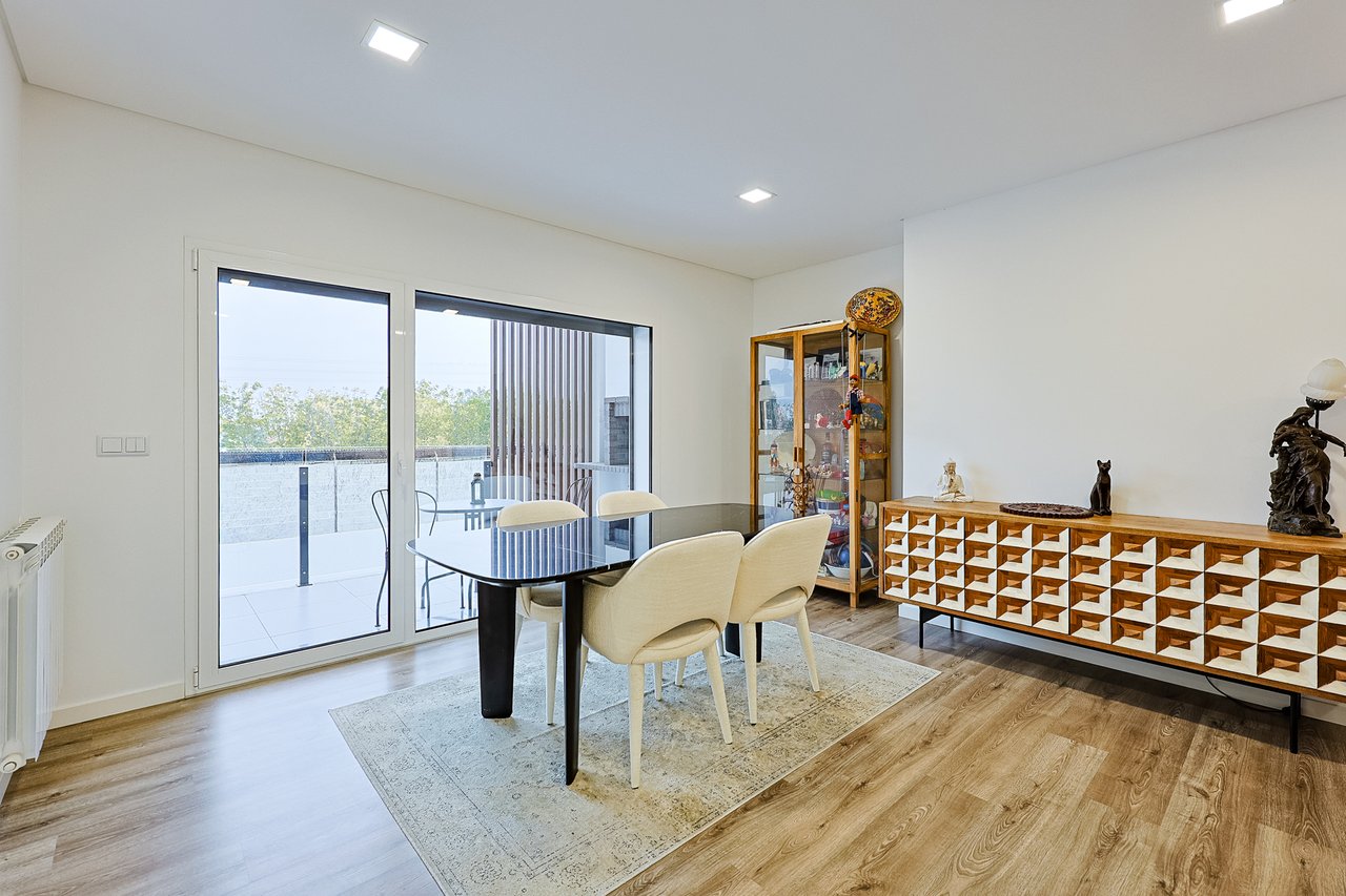 Modern 2-Bed, 2-Bath Apartment in Central Marinha Grande – Near Nazaré