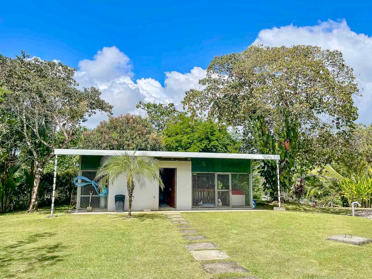 Bauhaus Modern Infinity Pool Home, Ojochal, Puntarenas