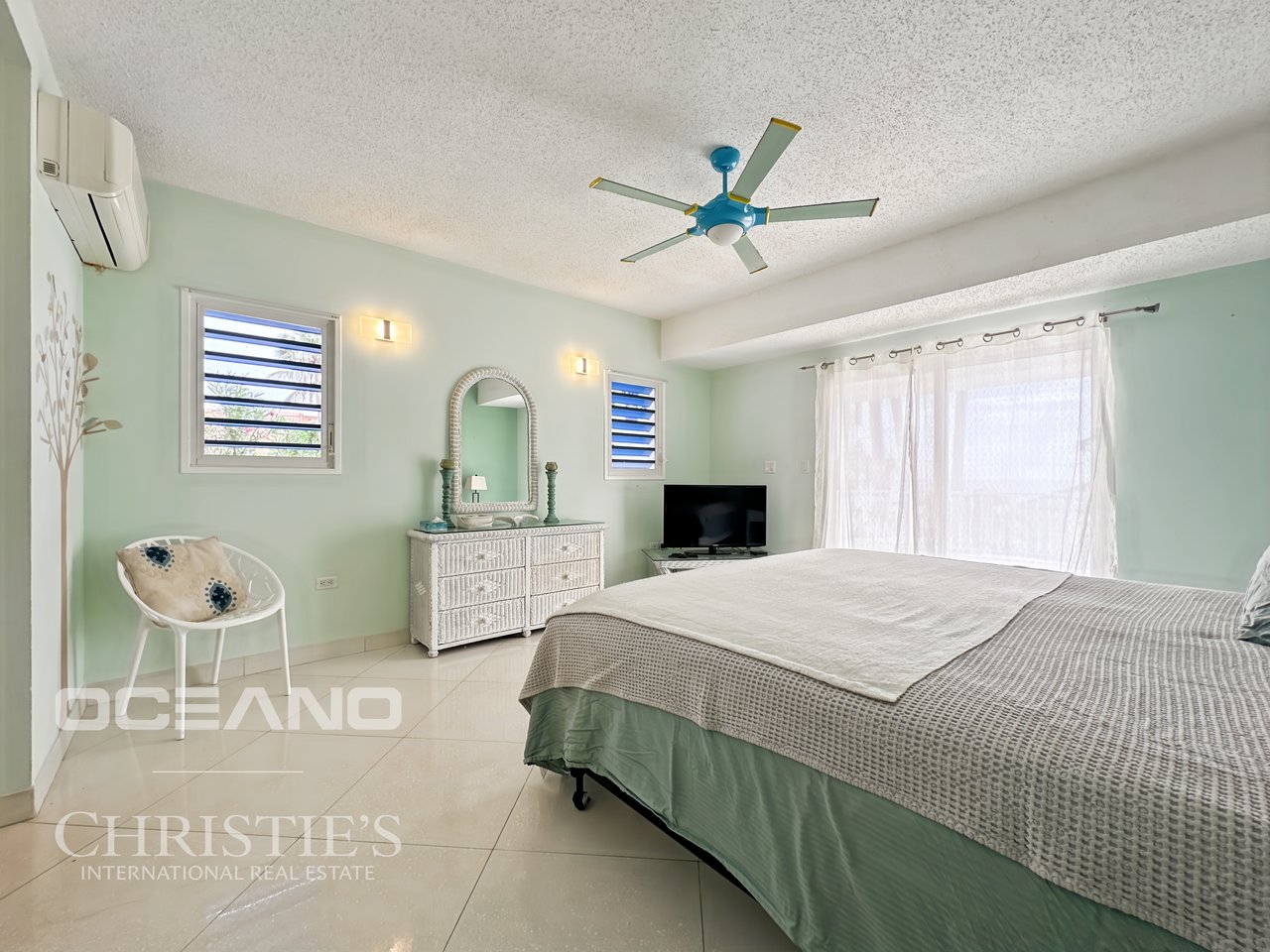 SEA VIEW - PELICAN KEY- 2BR HOME WITH THE BEACH AT YOUR FRONTSTEPS!