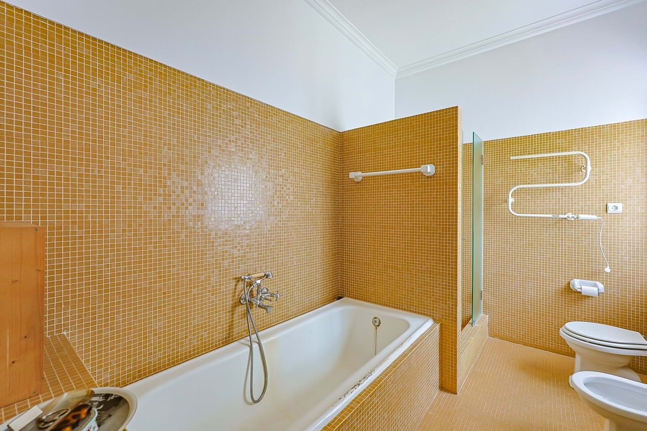 Elegant 10-Bedroom Villa with Sea Views in the Heart of Estoril
