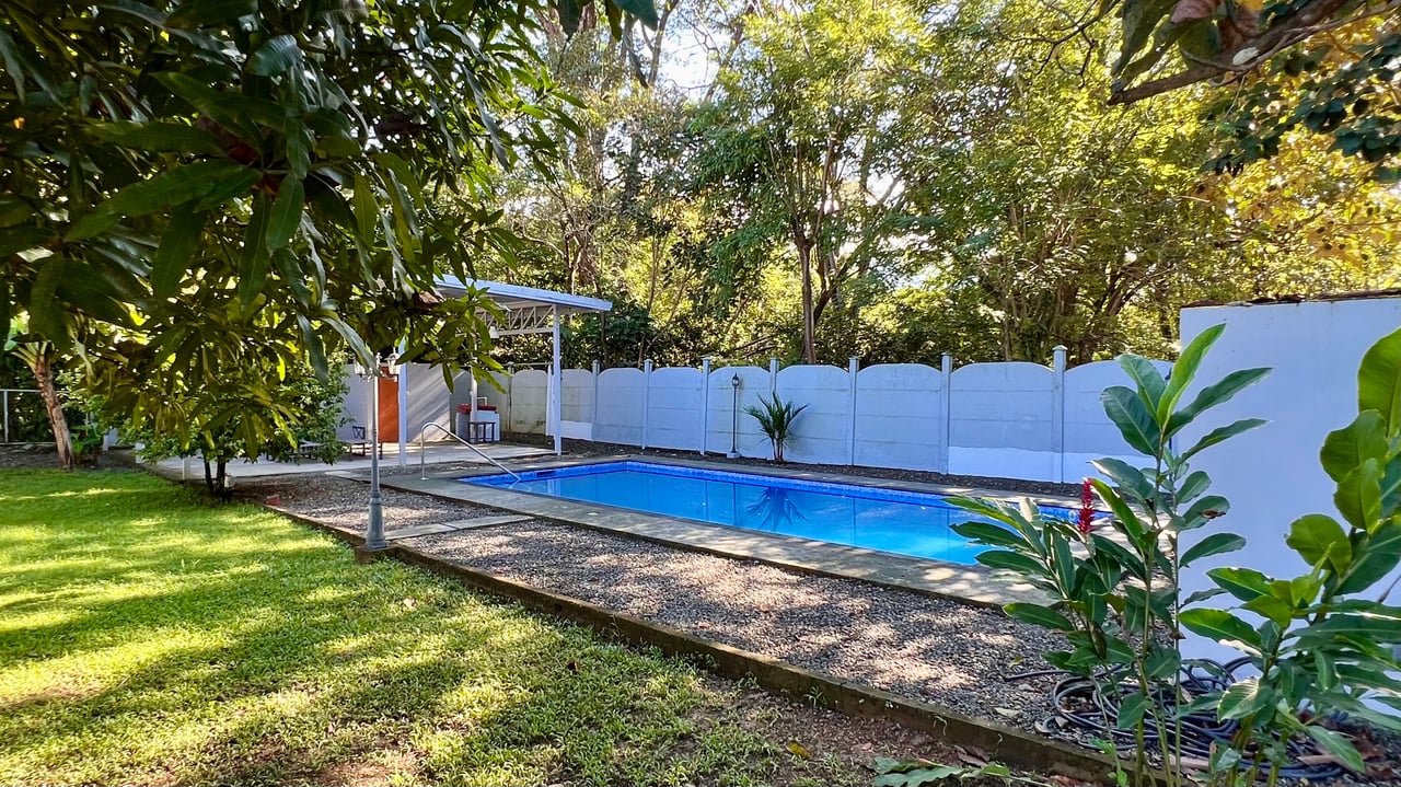 3-Bedroom Home with Large Pool and Garden in Bahía