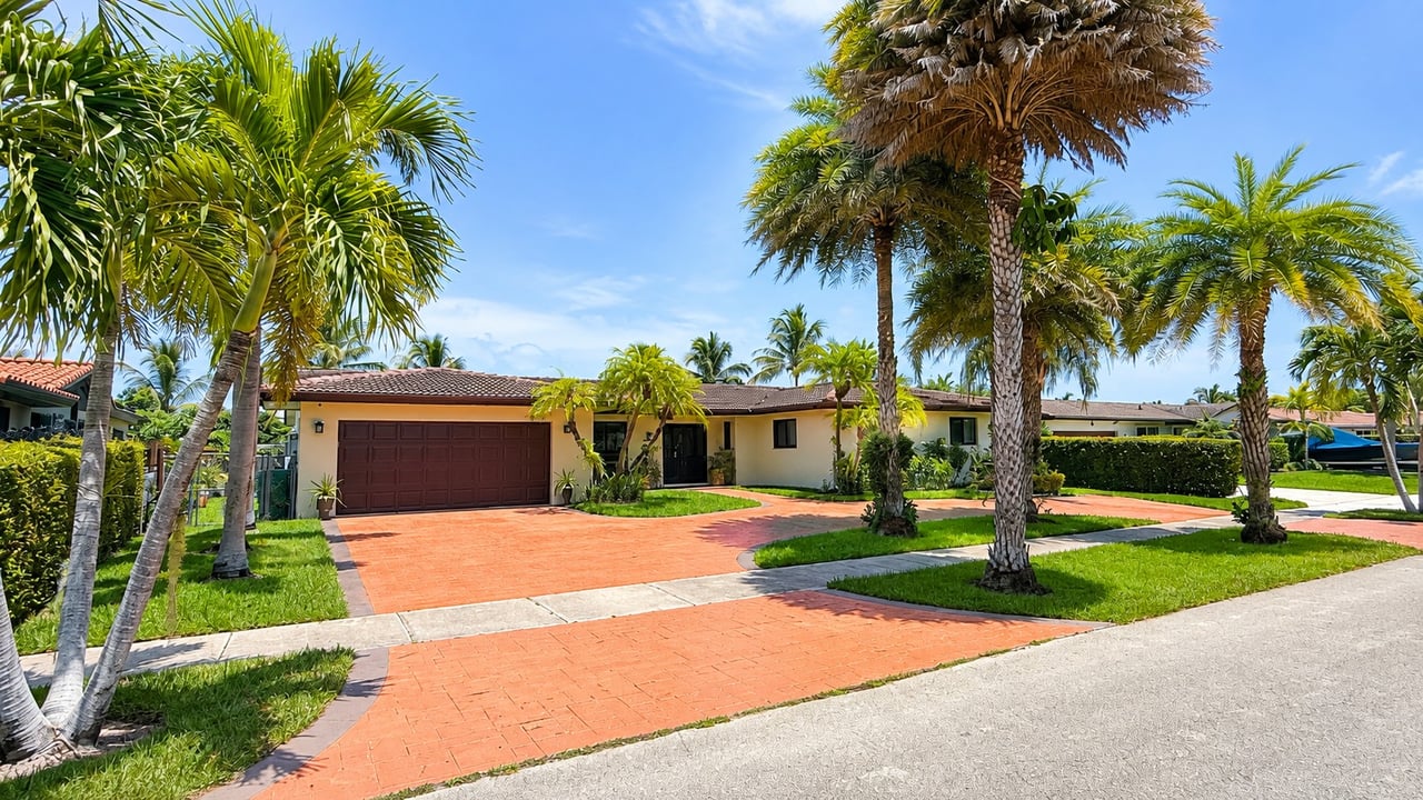 Lakefront Living in Kendall Lakes