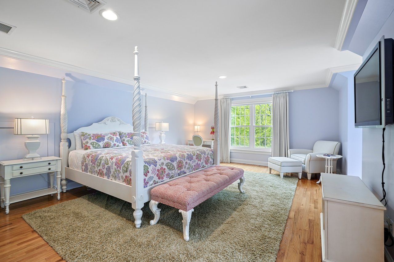 18 N Nabby Rd, Danbury, CT 06811