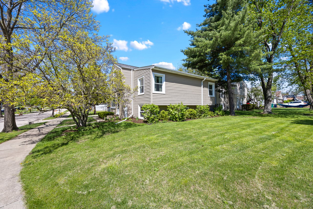 623 Green Valley Dr, Lombard