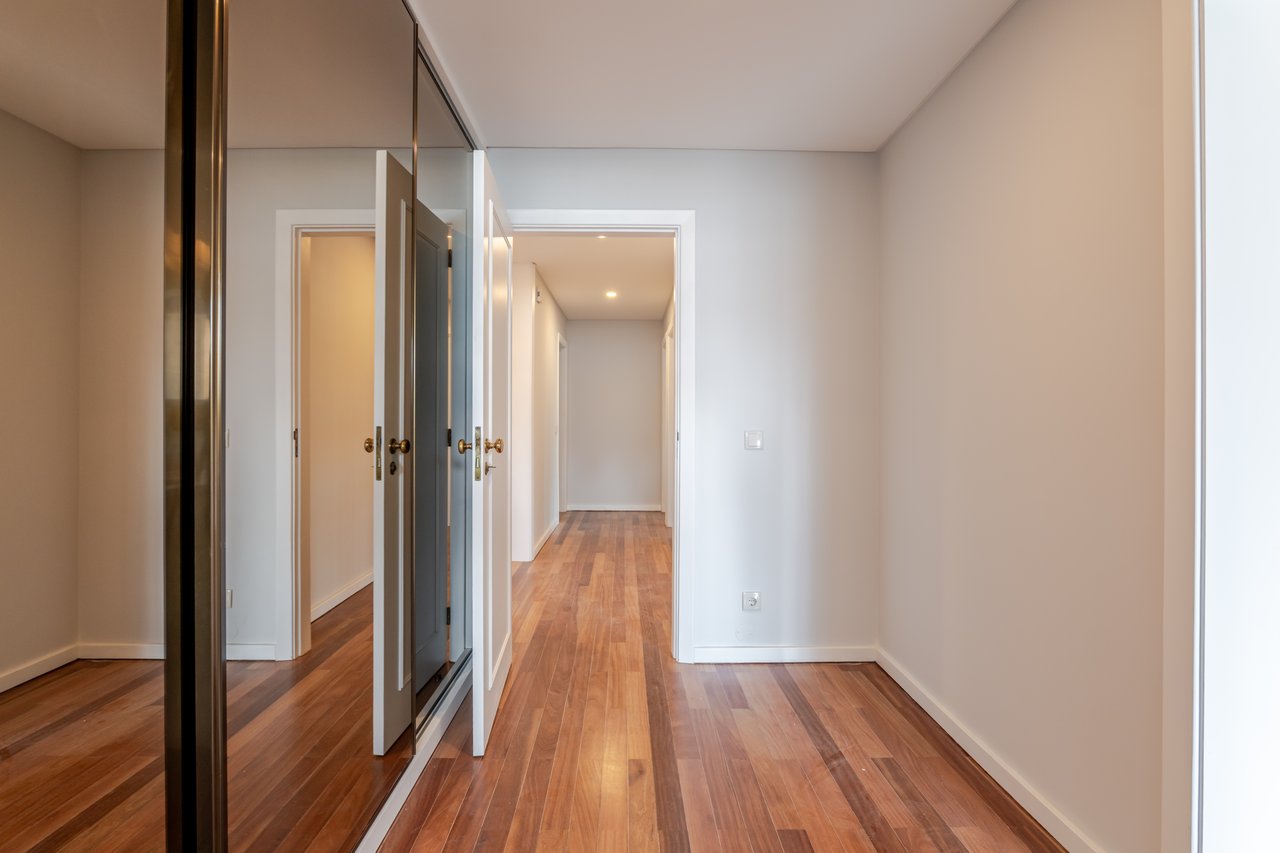 Luxury 5-Bedroom Apartment with Balcony & Private Garage in Foz do Douro, Porto