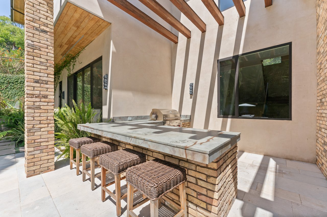 Bowmont Dr, 90210