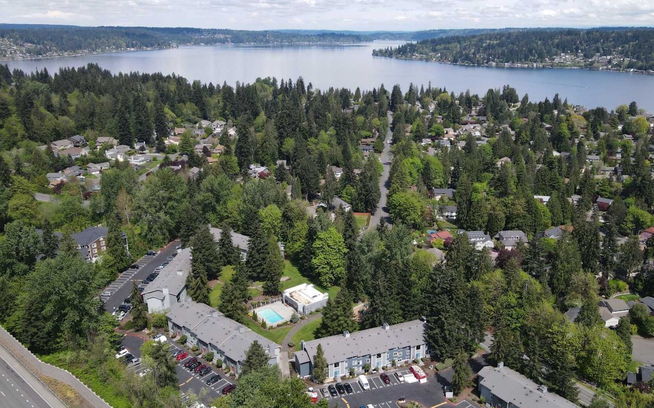 Lake Sammamish Condo With Amenities and a Desirable Location