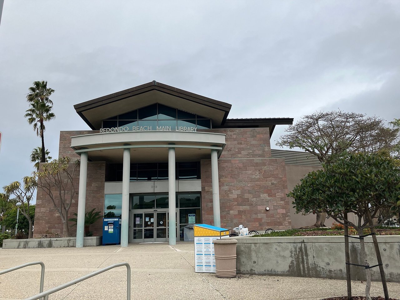 Entrance to the current Redondo Beach Main Library on Pacific Coast Highway