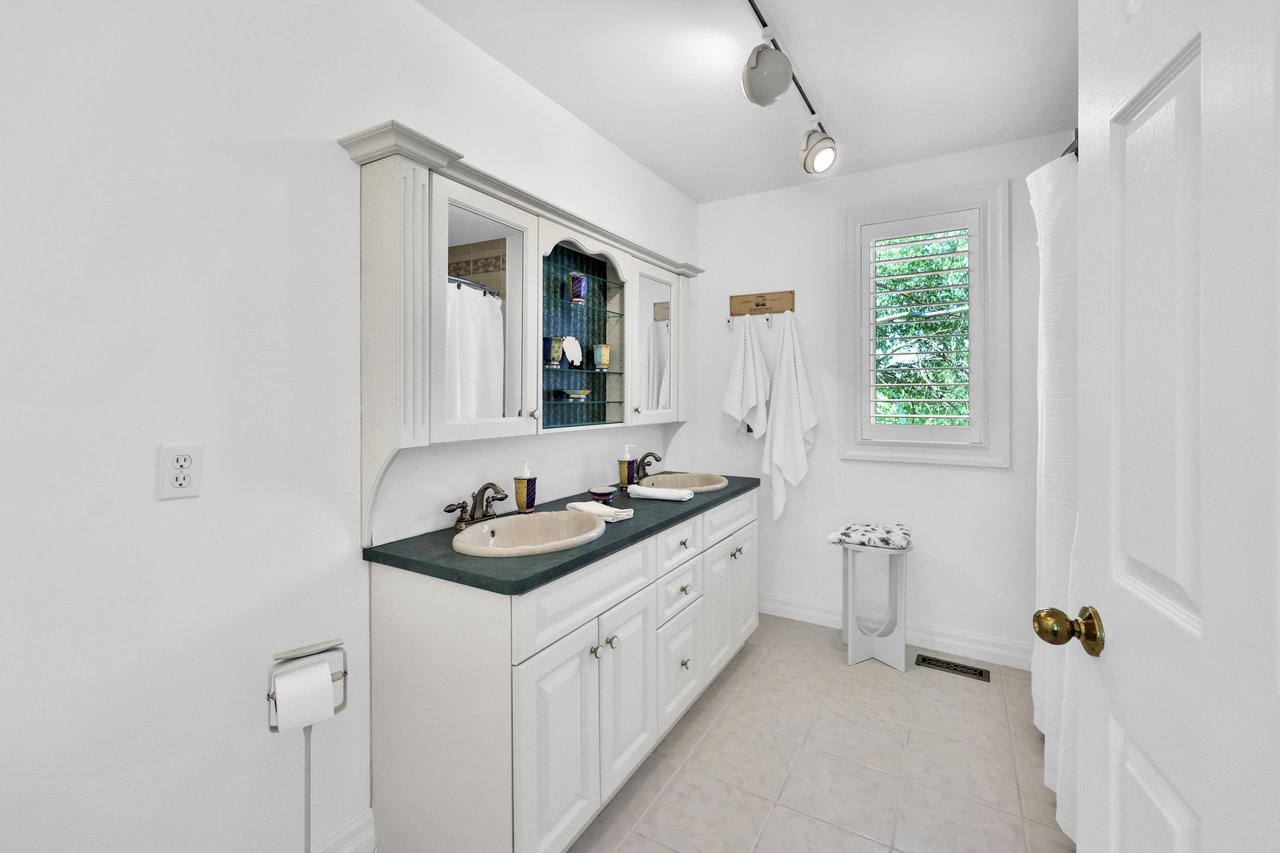 2360 8 Side Road, Burlington