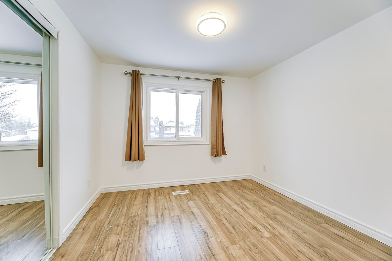 3042 Patrick Cres