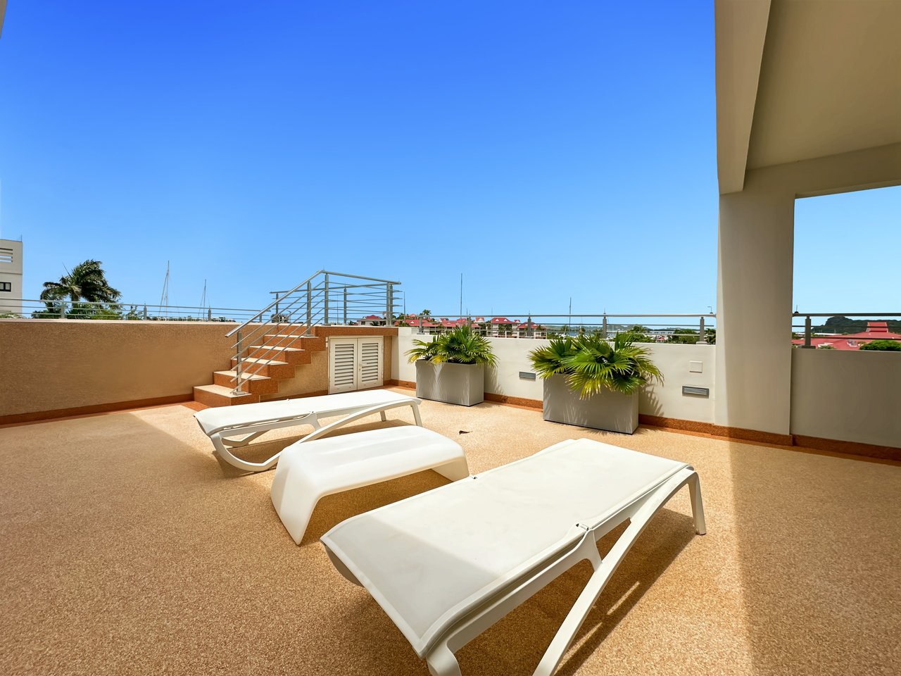 Rare Opportunity: Spacious Apartment with Terrace and Private Pool - ColeBay