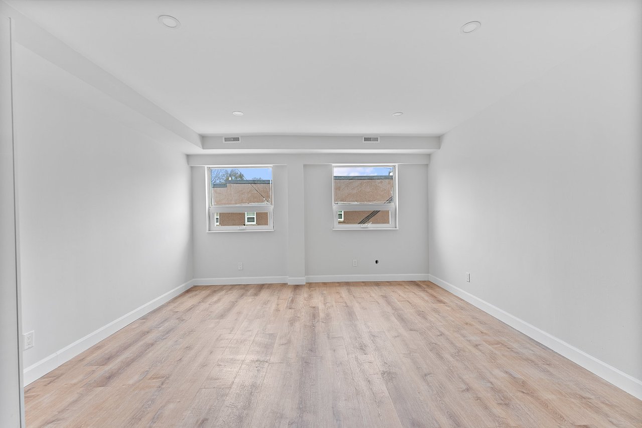 1328 Gerrard Street E 304