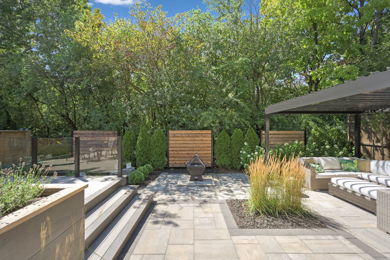 Impressive Home on Ravine Lot in Glen Abbey