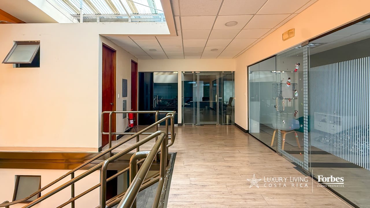 21581 - 3-Story Office/Warehouse with Easy Access to Route 27 in Guachipelin, Escazú
