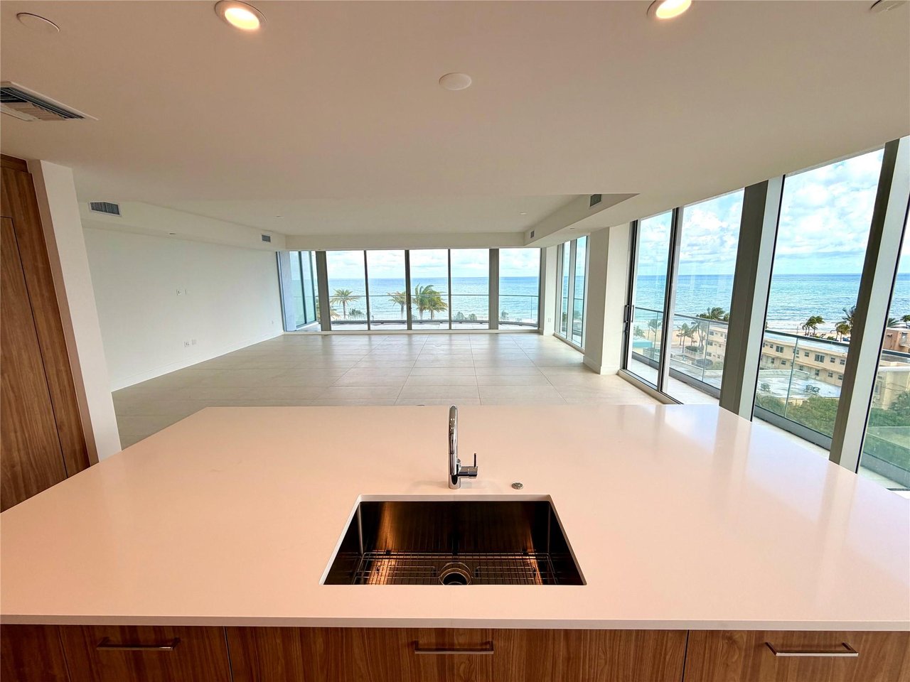 153 N Seabreeze Blvd S-602