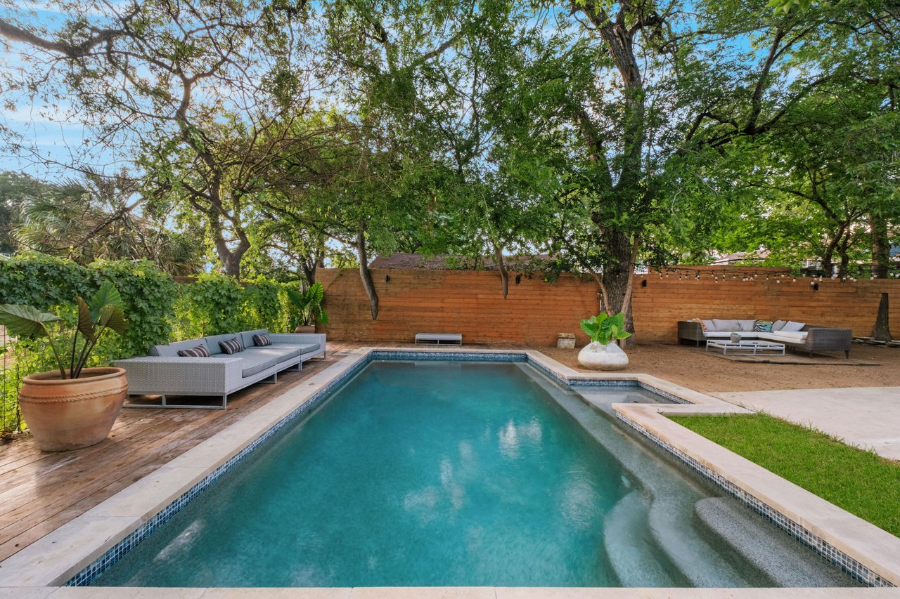 825 East Guenther Street