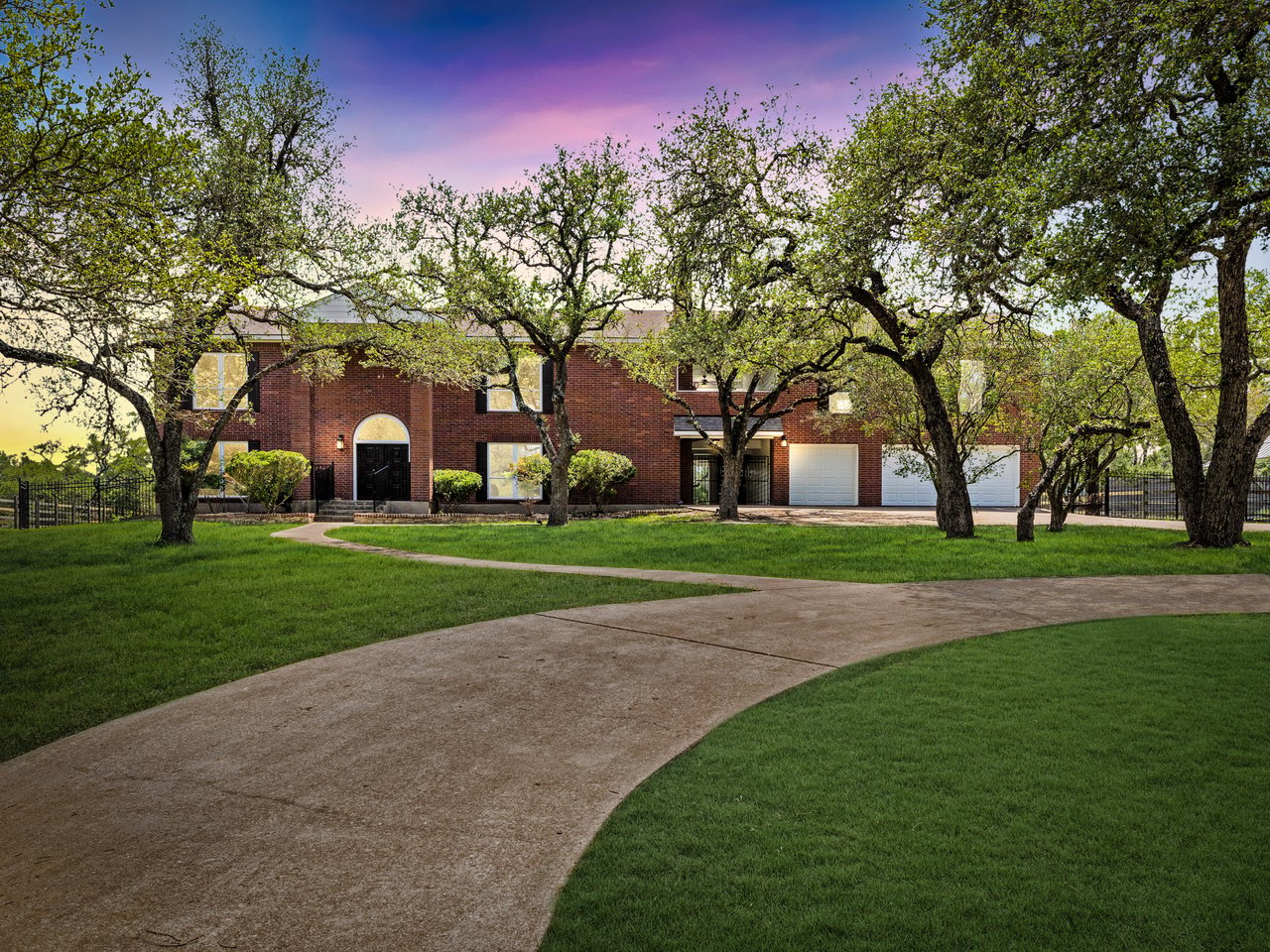 Fully Reimagined Hill Country Retreat w/ Private Guest Apartment + 3-Car Garage