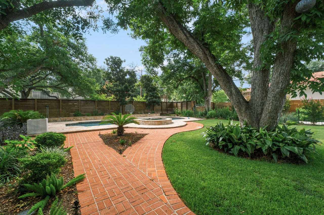 Luxury Property in Olmos Park