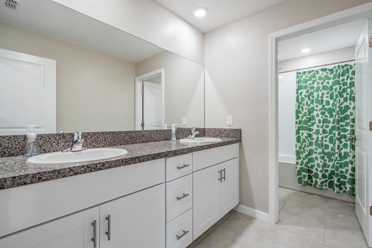 Solar-Powered Dream Home in Epperson Lagoon – 6 Beds + Florida Room!
