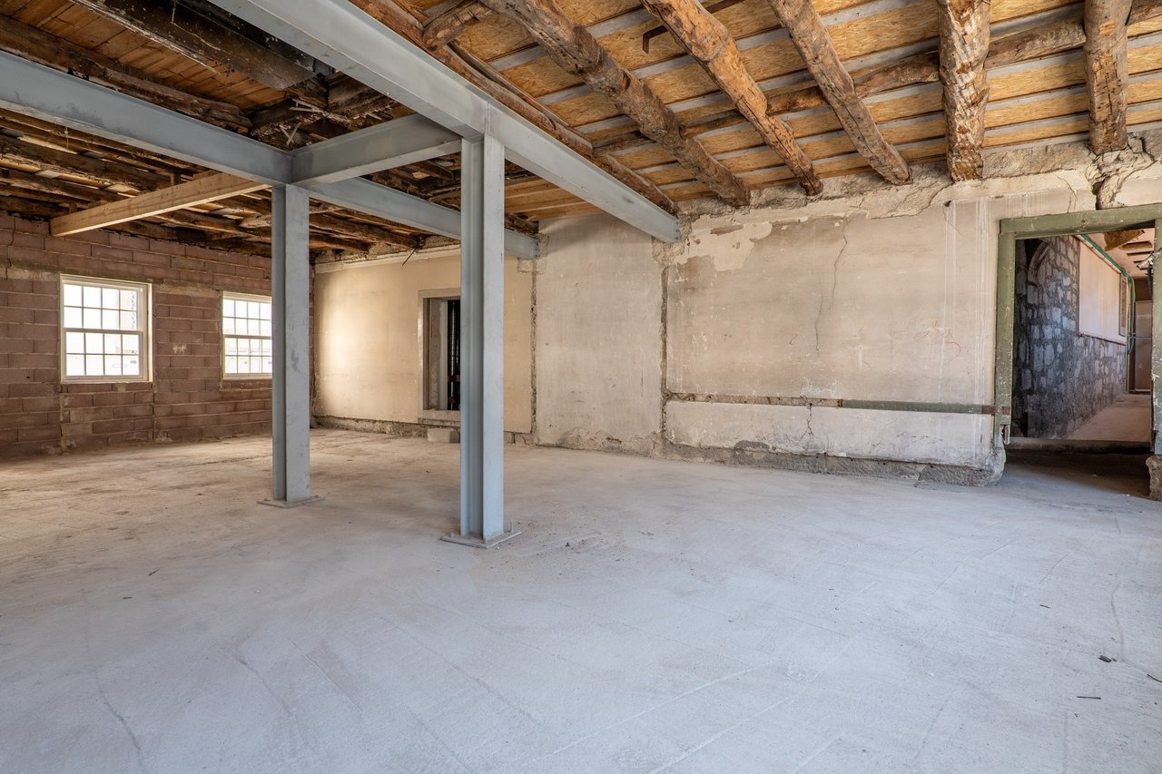 Versatile 450 m² Commercial Building for Lease in Trindade, Porto’s Prime Business Hub