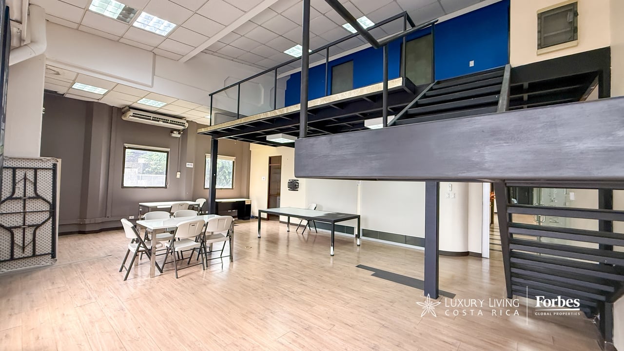 21581 - 3-Story Office/Warehouse with Easy Access to Route 27 in Guachipelin, Escazú