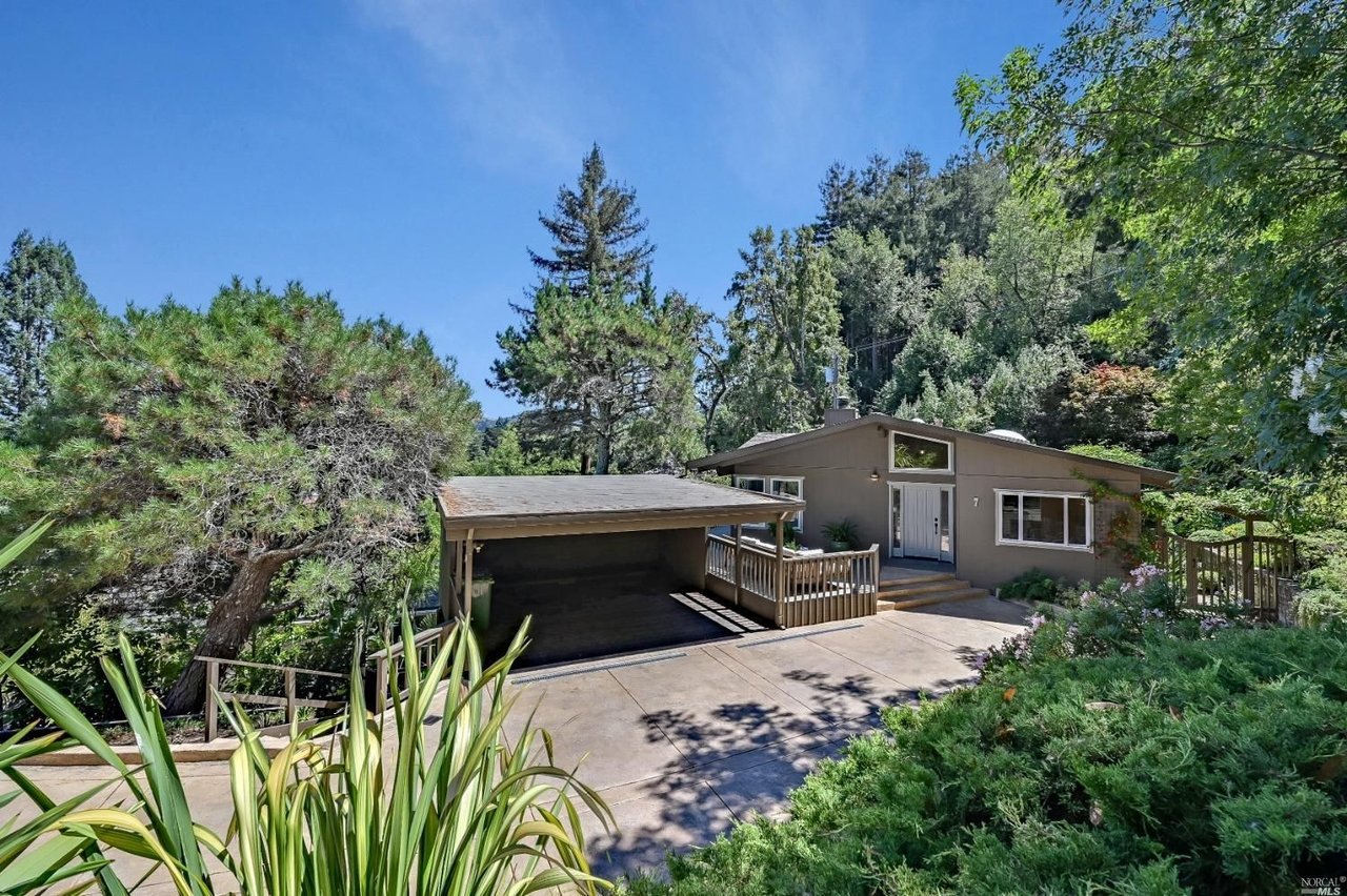 7 Eden Ln