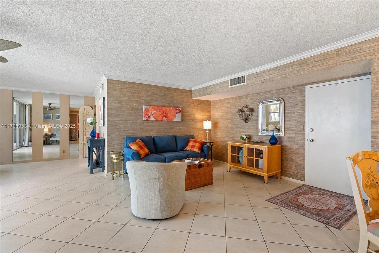 1239 Hillsboro Mile Apt 203