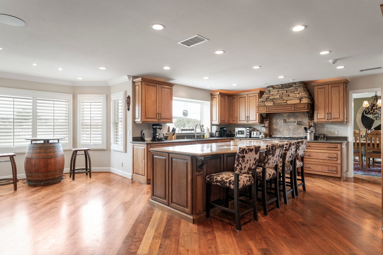 38405 Avenida La Cresta