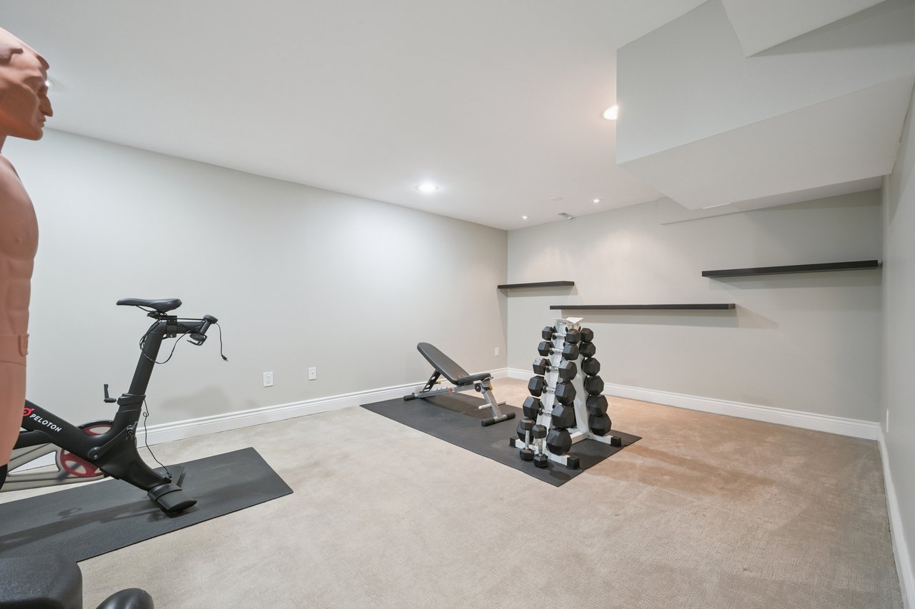 Prestigious Glen Abbey living with a backyard made for summer