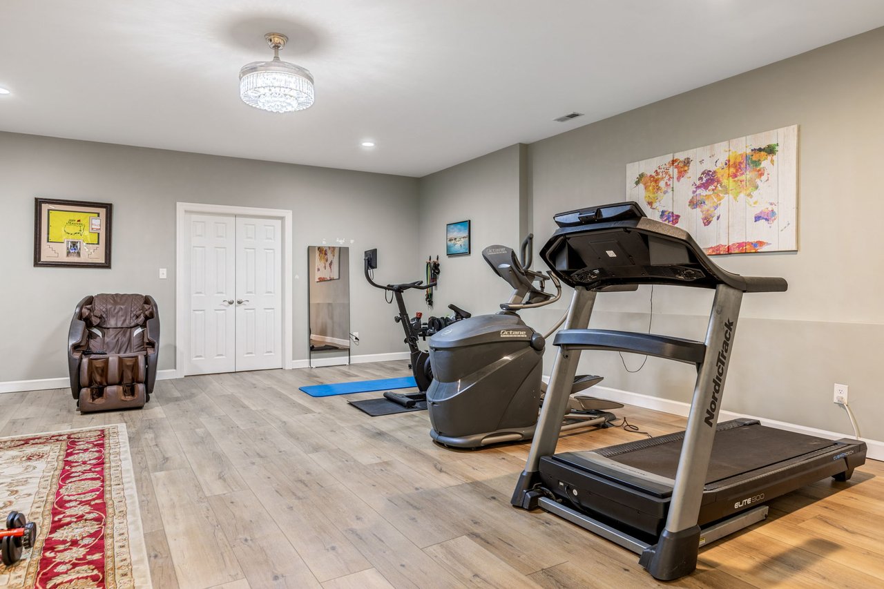 11 Lake Forest Court W