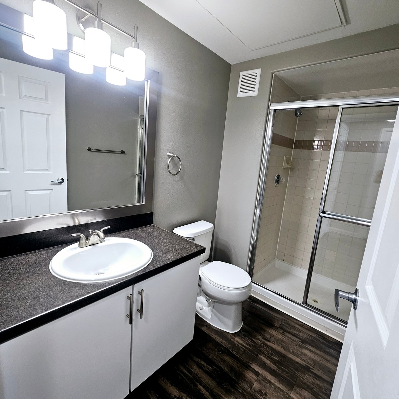 Studio 1 Bath Apartment with Garage included 