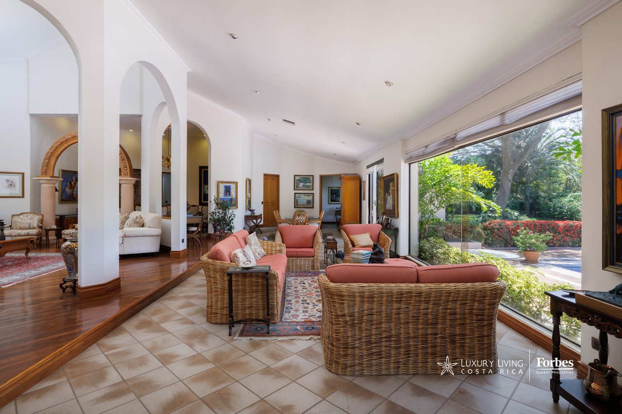 21575 - One level home with almost 3,000sqm of land in Bosques de Lindora