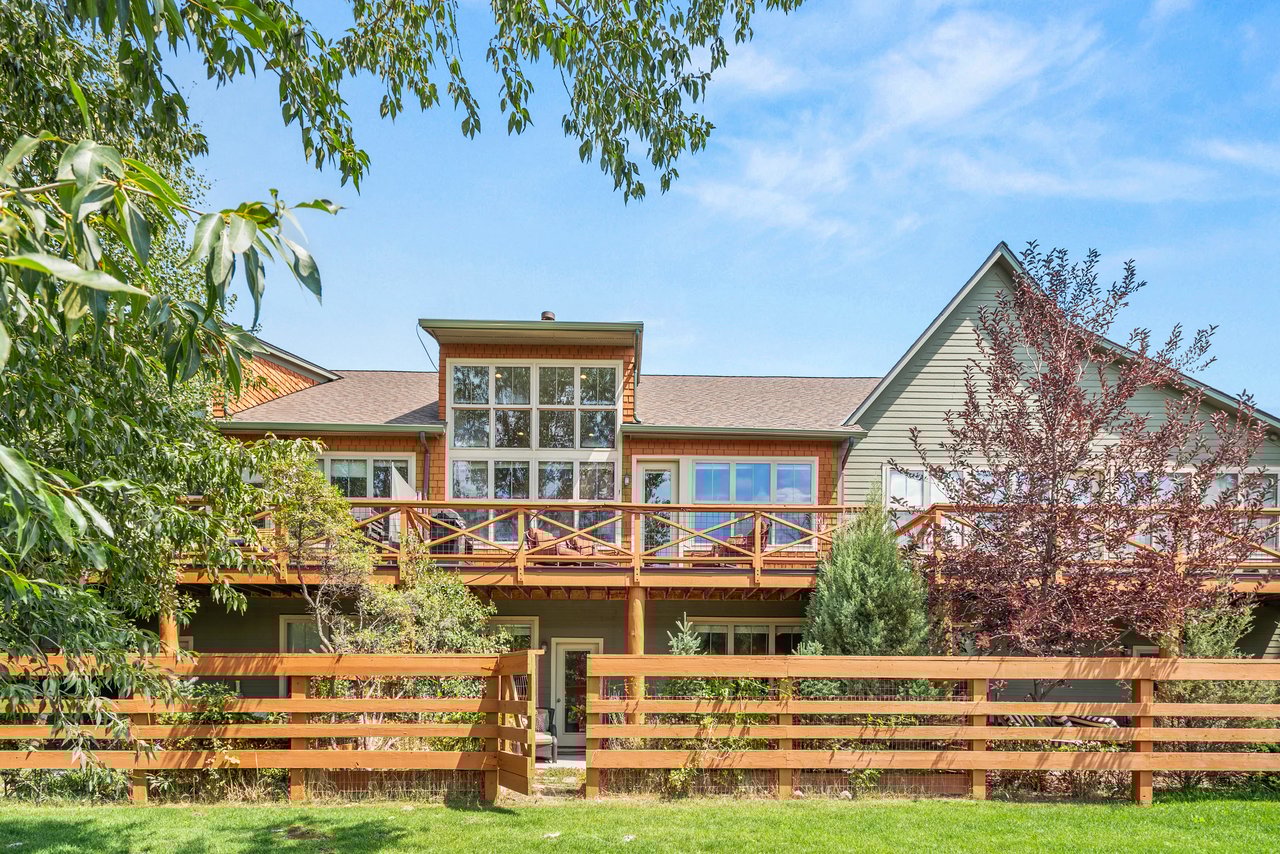 Warm & Inviting Willits Townhome