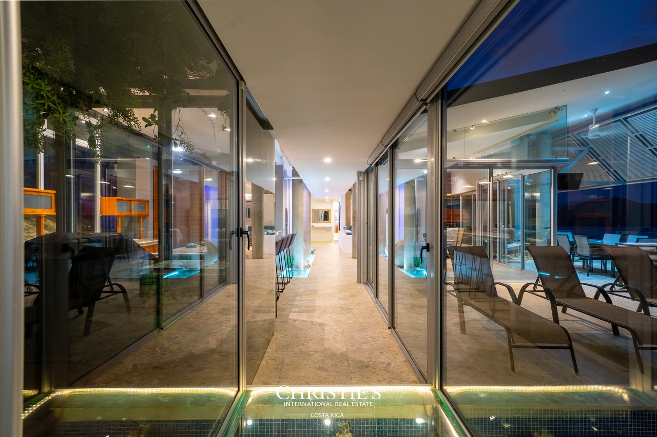 Casa Holmes: Award-Winning Glass House with Ocean Views