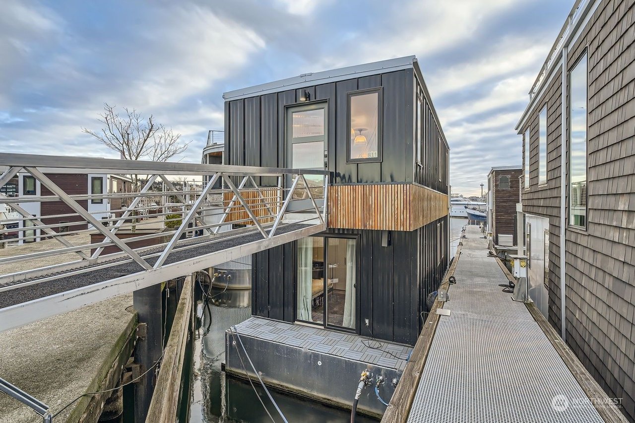 2309 N Northlake Way, #4