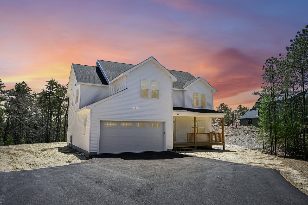 33 Seabiscuit Dr, Plymouth, MA 02360