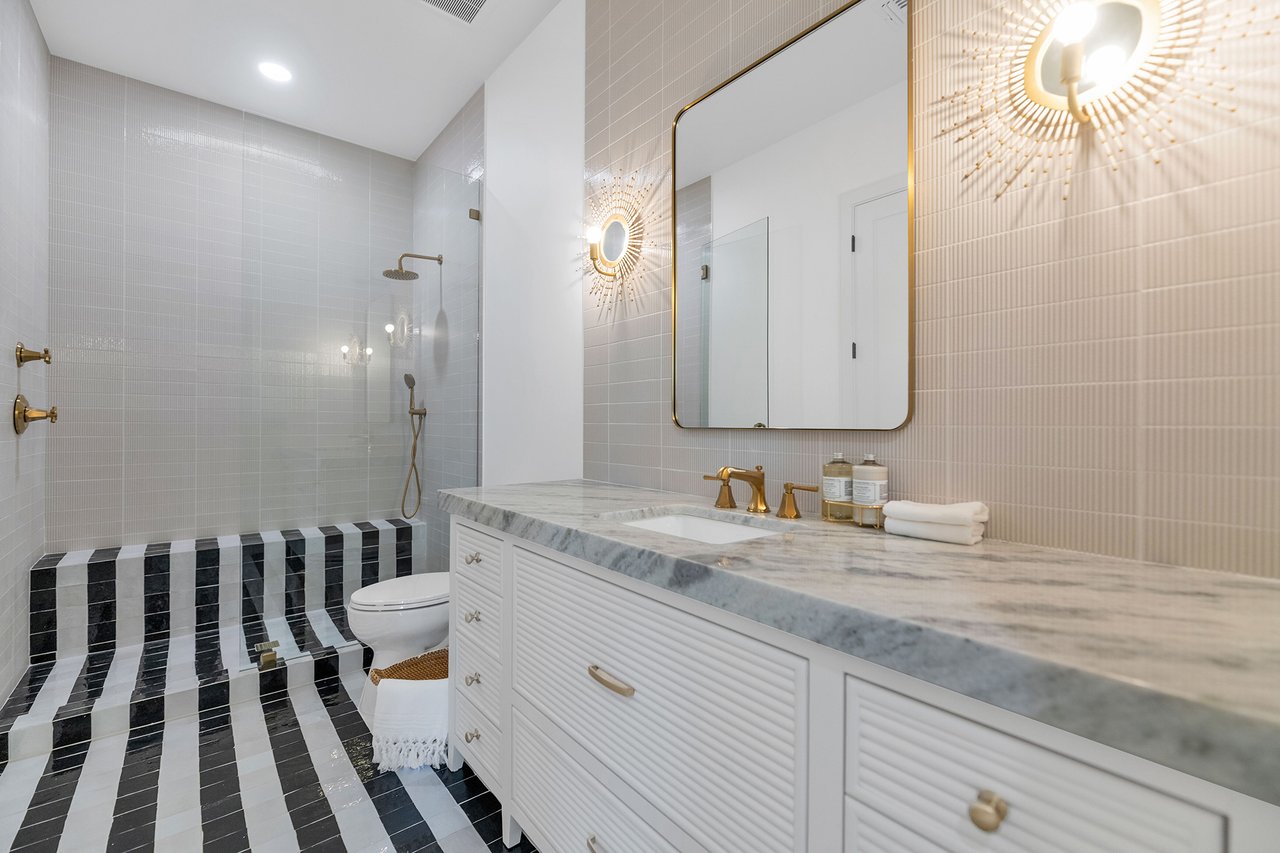 4244 N 45TH Place