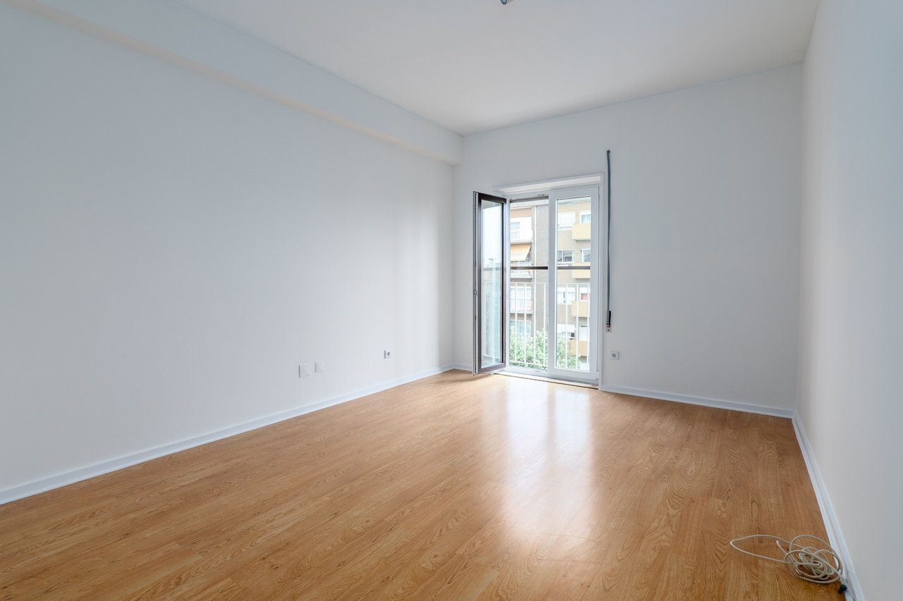 2-Bedroom Apartment with Sunset Balcony in Central Matosinhos
