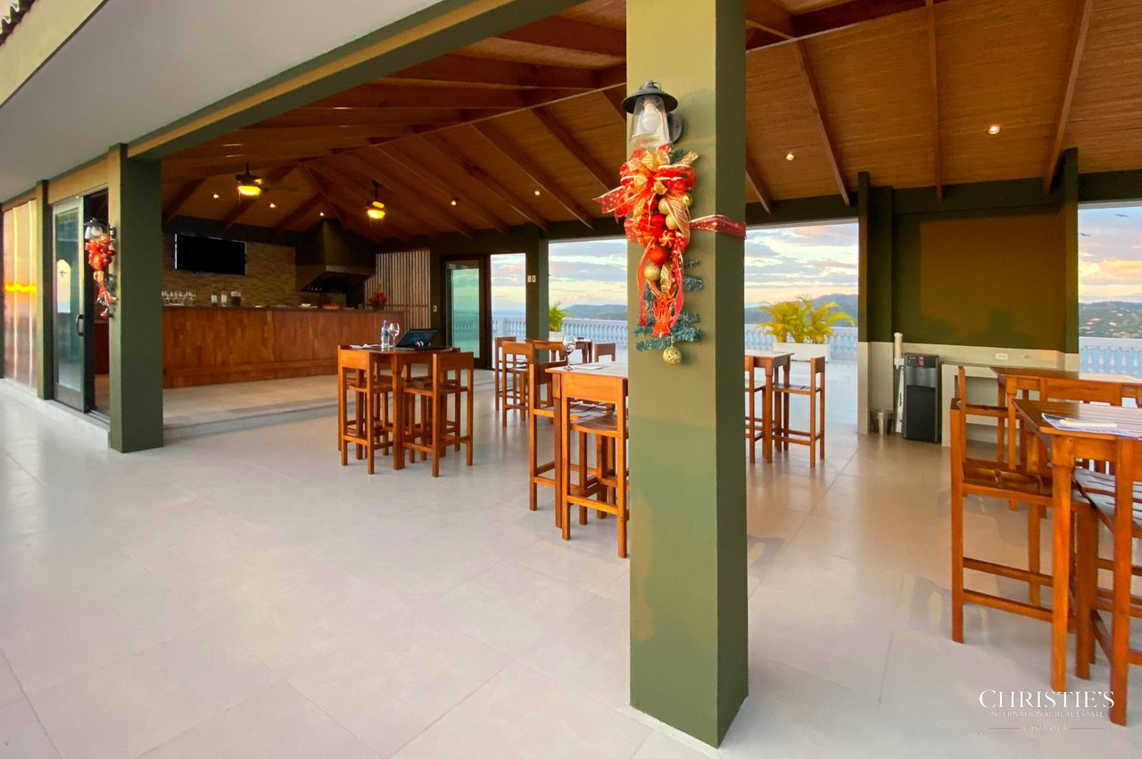 360 - 305 Splendor Condo