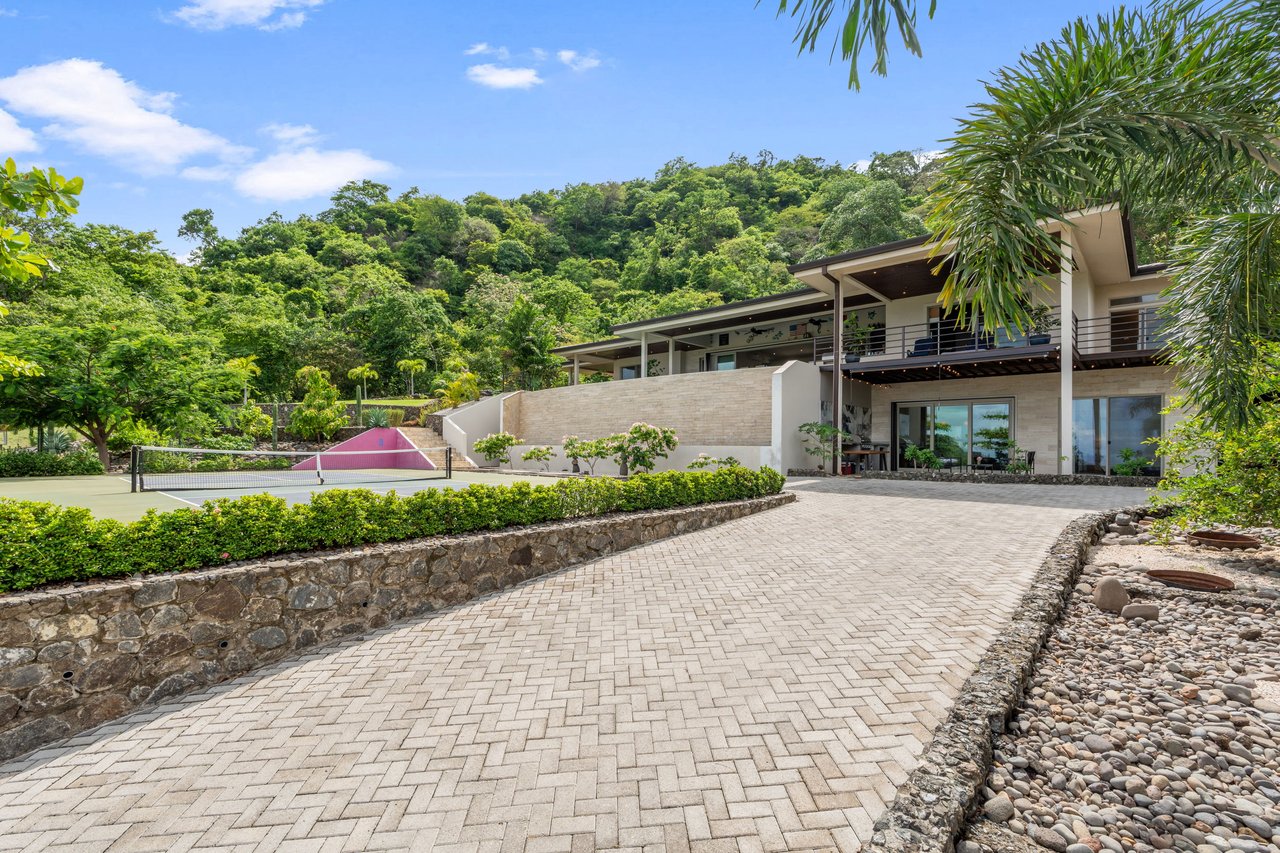 Casa Pickle on the Hill | Spacious Private Estate with Pickleball Court, Mature Gardens & Independent Guest Apartment