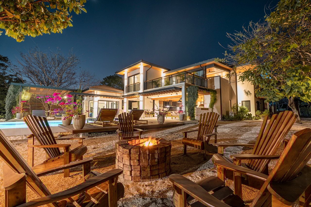 Villa Solana: Modern Luxury Steps from Playa Mansita in Hacienda Pinilla