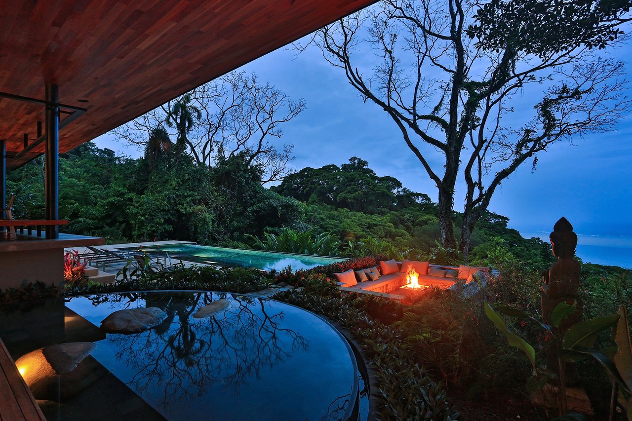 Casa Sanctuary ·  Luxury Jungle Villa · Whale Tail View