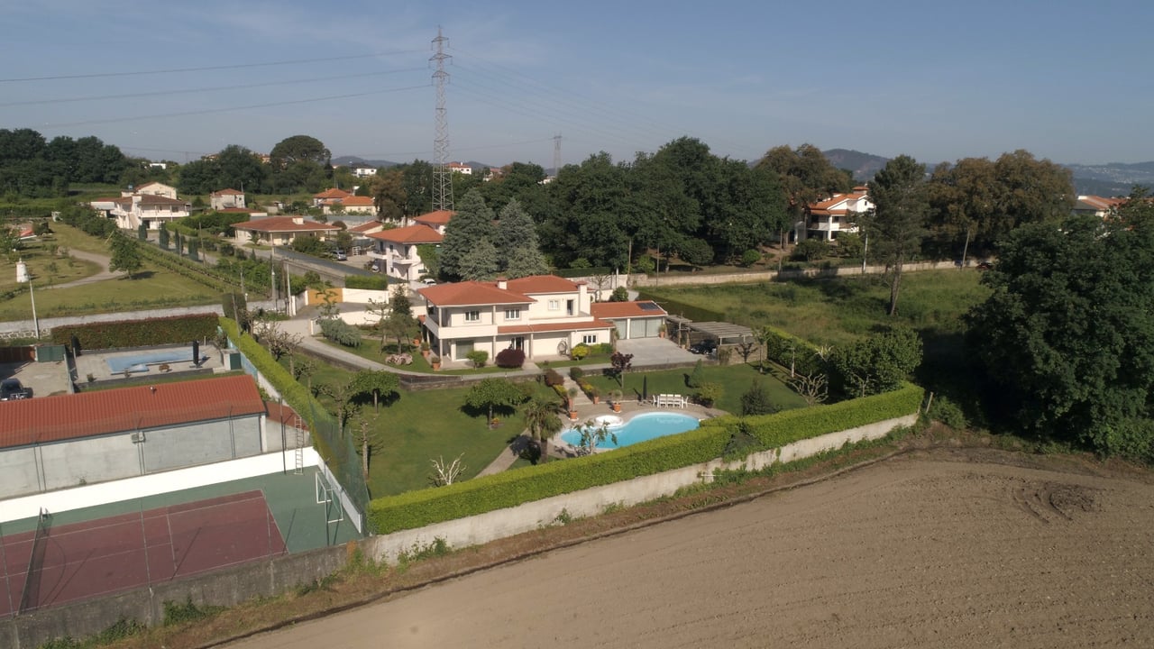 Spacious Three-Bedroom Villa with Swimming Pool and Tennis Court in Guardizela