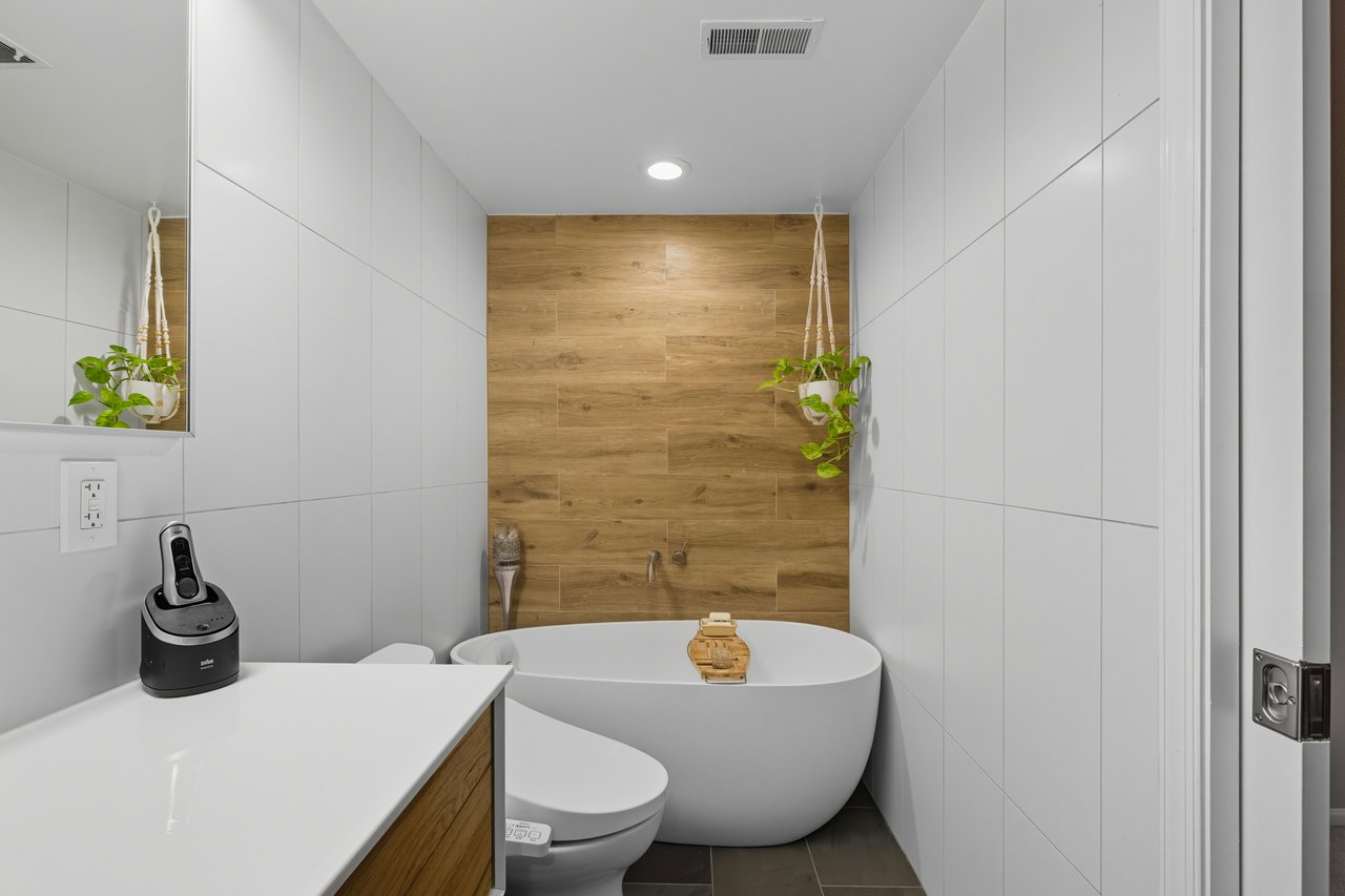 Turnkey 2 Bed Townhome plus Den & Designer Finishes 