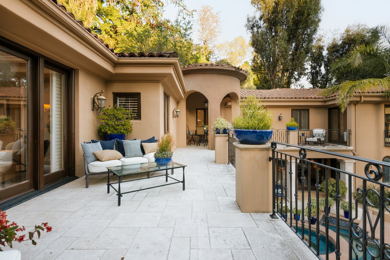 2700 Benedict Canyon Dr