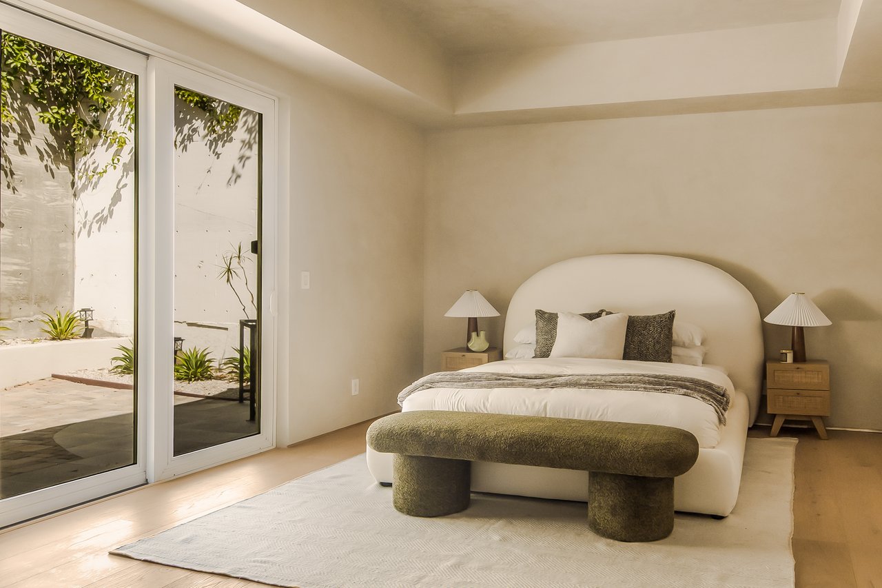 1969 Curson Pl, Hollywood Hills 