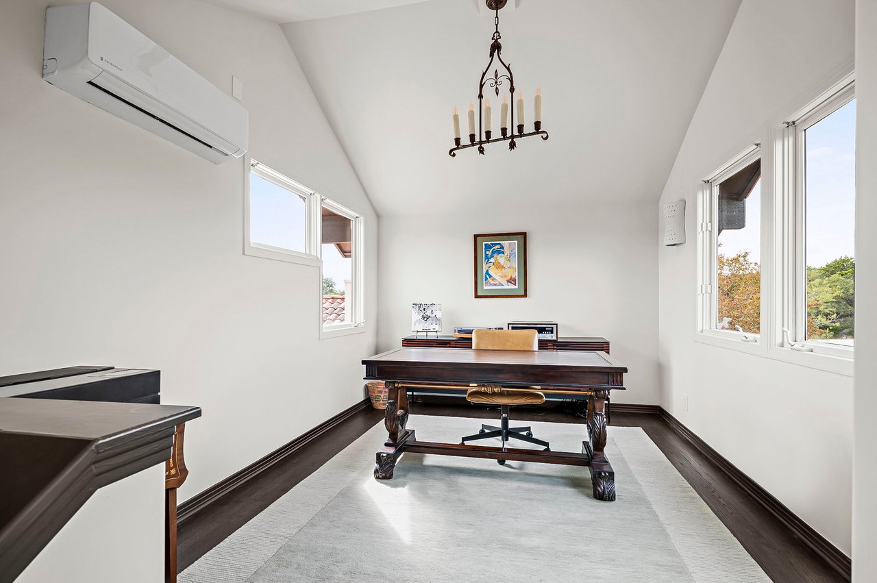 Vista Sereno :  A Modern, Spanish Colonial Retreat